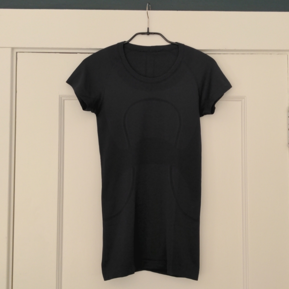 Lululemon Swiftly Tech Short Sleeve Shirt in Size 4 Dark Navy